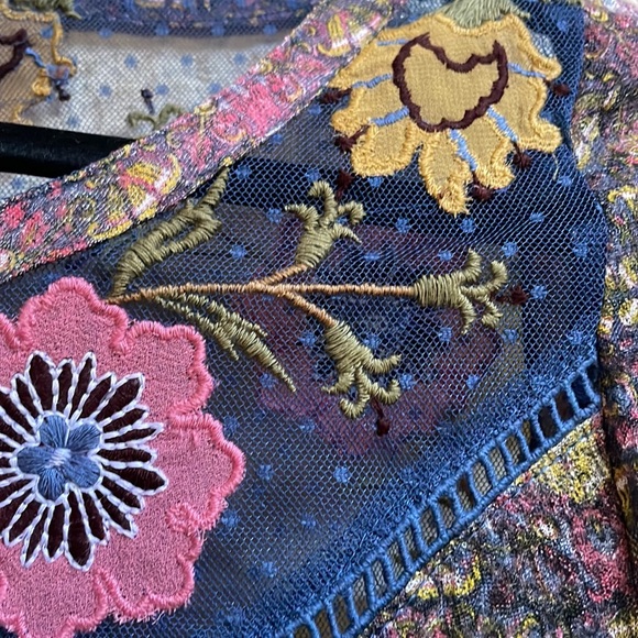 Anthroplogie Embroidery Detail NEW condition Top - Picture 2 of 7